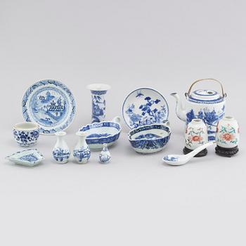 15 pieces of porcelain tableware from Asia, 18th to 20th century.