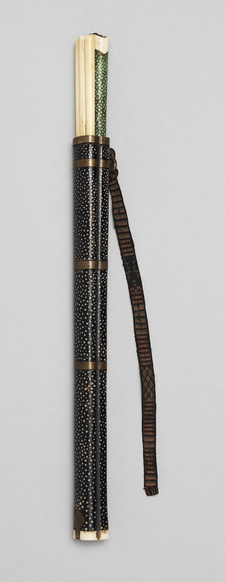 BESTICK i SCHATULL, elfenben, hajskinn och metall. Qing dynastin (1644-1911).