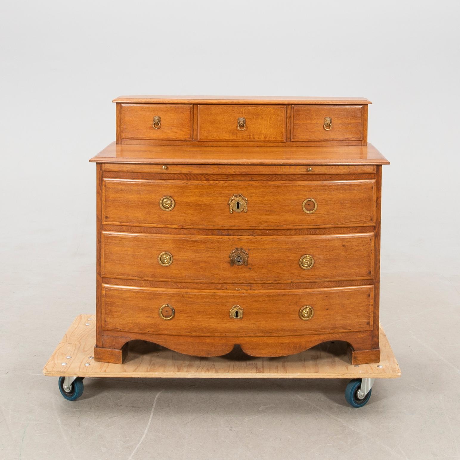 Chest of drawers with a superstructure, Late Baroque 18th century.