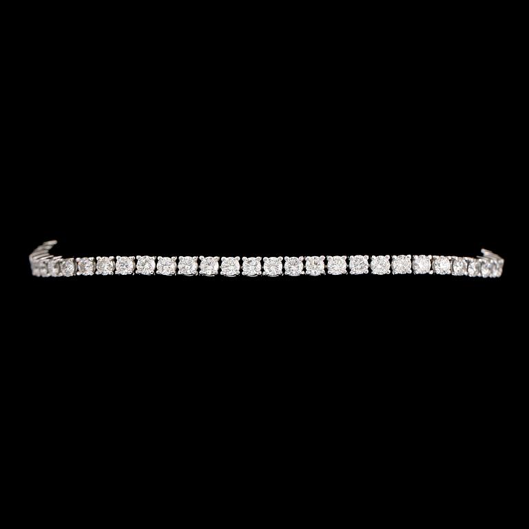 ARMBAND, 18 k vitguld, Rivière, 56 briljantslipade diamanter totalt 5.27 ct.