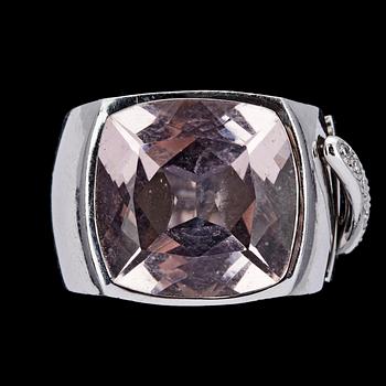 1085. RING, Chaumet, fantasislipad morganit med briljantslipade diamanter.