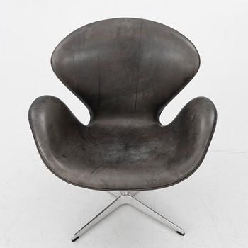 Arne Jacobsen, fåtölj, "Svanen", Fritz Hansen, 2006.