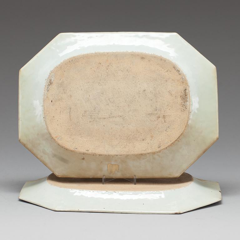 A pair of blue and white serving dishes, Qing dynasty, Qianlong (1736-95).