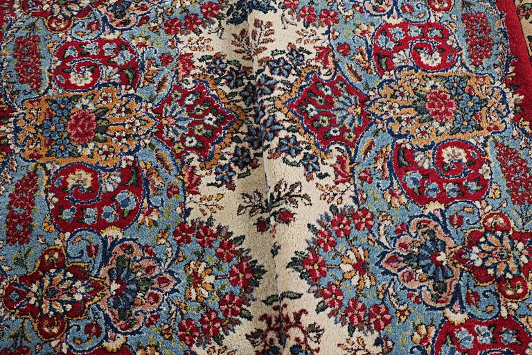 A carpet, old/semi-anqtiue Kirman Laver, c. 315 x 235 cm.