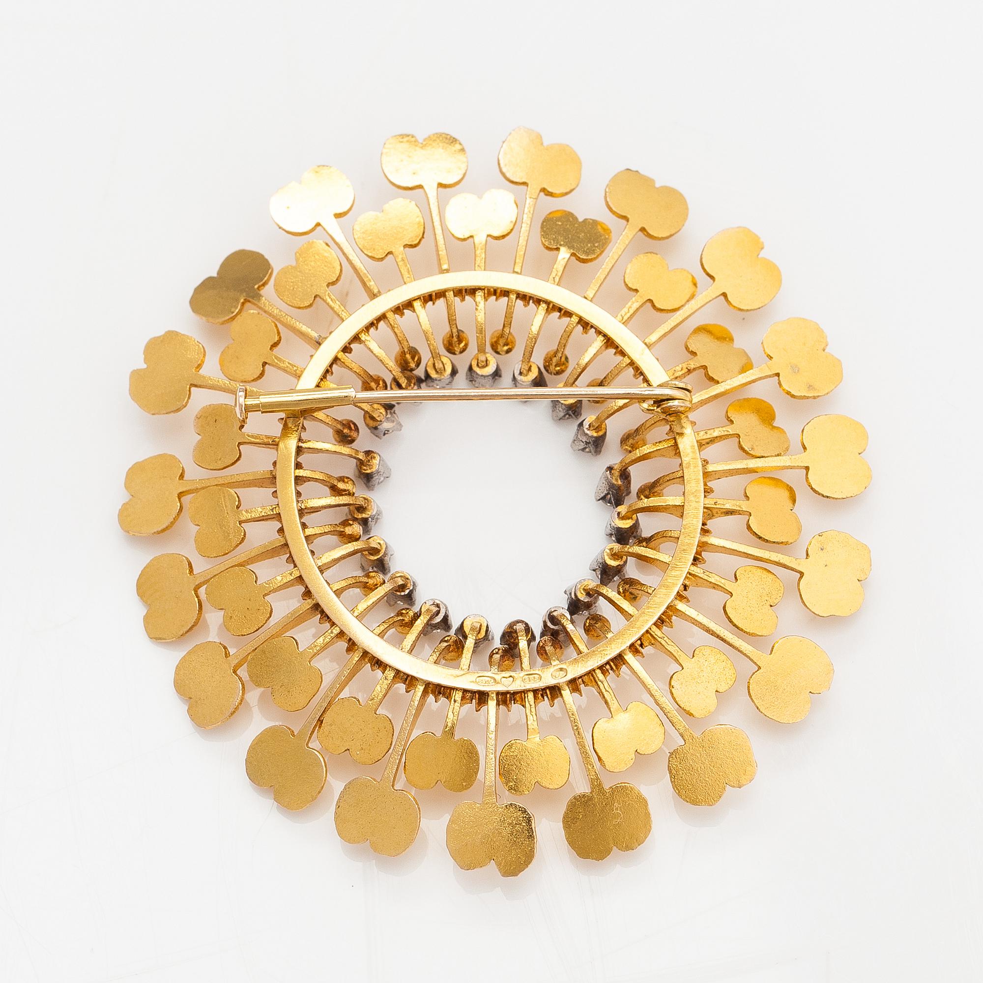 Tapio Wirkkala, Brosch "Solen", 14K guld och diamanter ca 0.47 ct tot. Westerback, Helsingfors 1974.