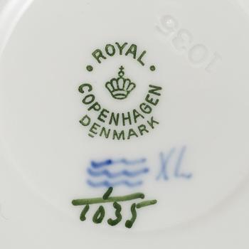 A lot of 103 pieces of "Musselmalet" porcelain, Royal Copenhagen.