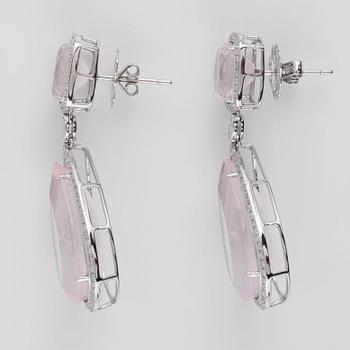ÖRHÄNGEN med rosenkvarts, cirka 34.00 ct och briljantslipade diamanter cirka 1.32 ct.