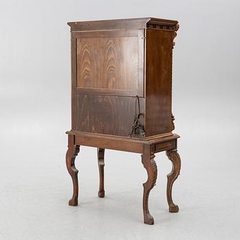 Barskåp, barockstil, 1900-talets andra hälft.