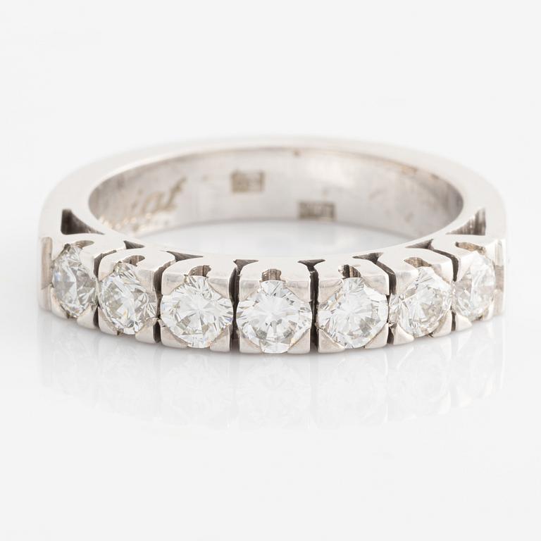 Half-eternity ring with brilliant-cut diamonds.