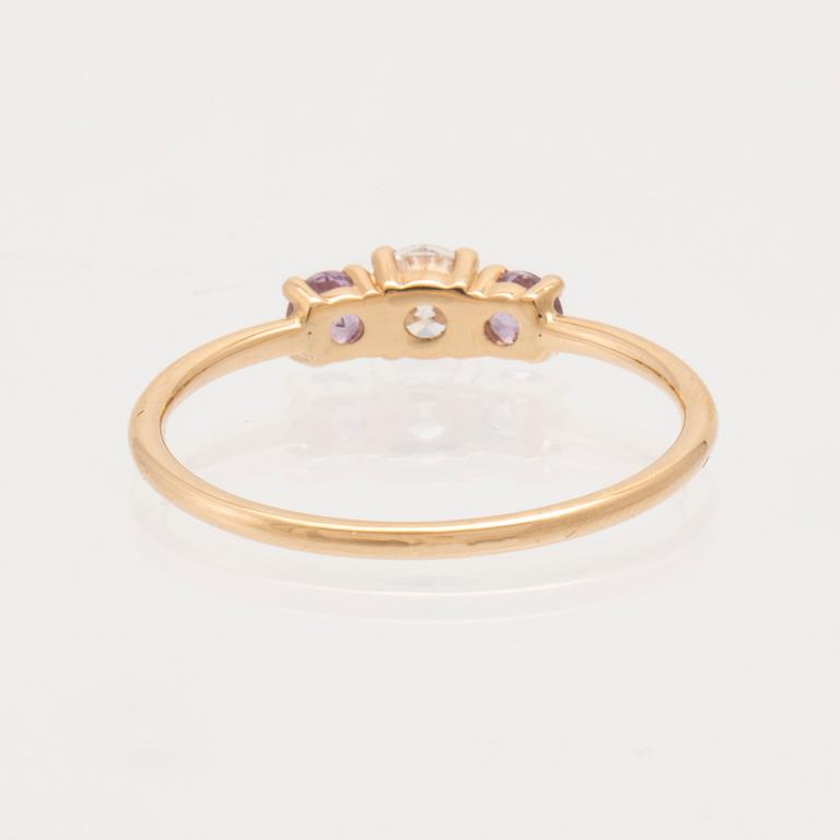 Ring "Edith" 18K gold with a round brilliant-cut diamond and two purple-pink sapphires, Mumbaistockholm, Stockholm 2023.