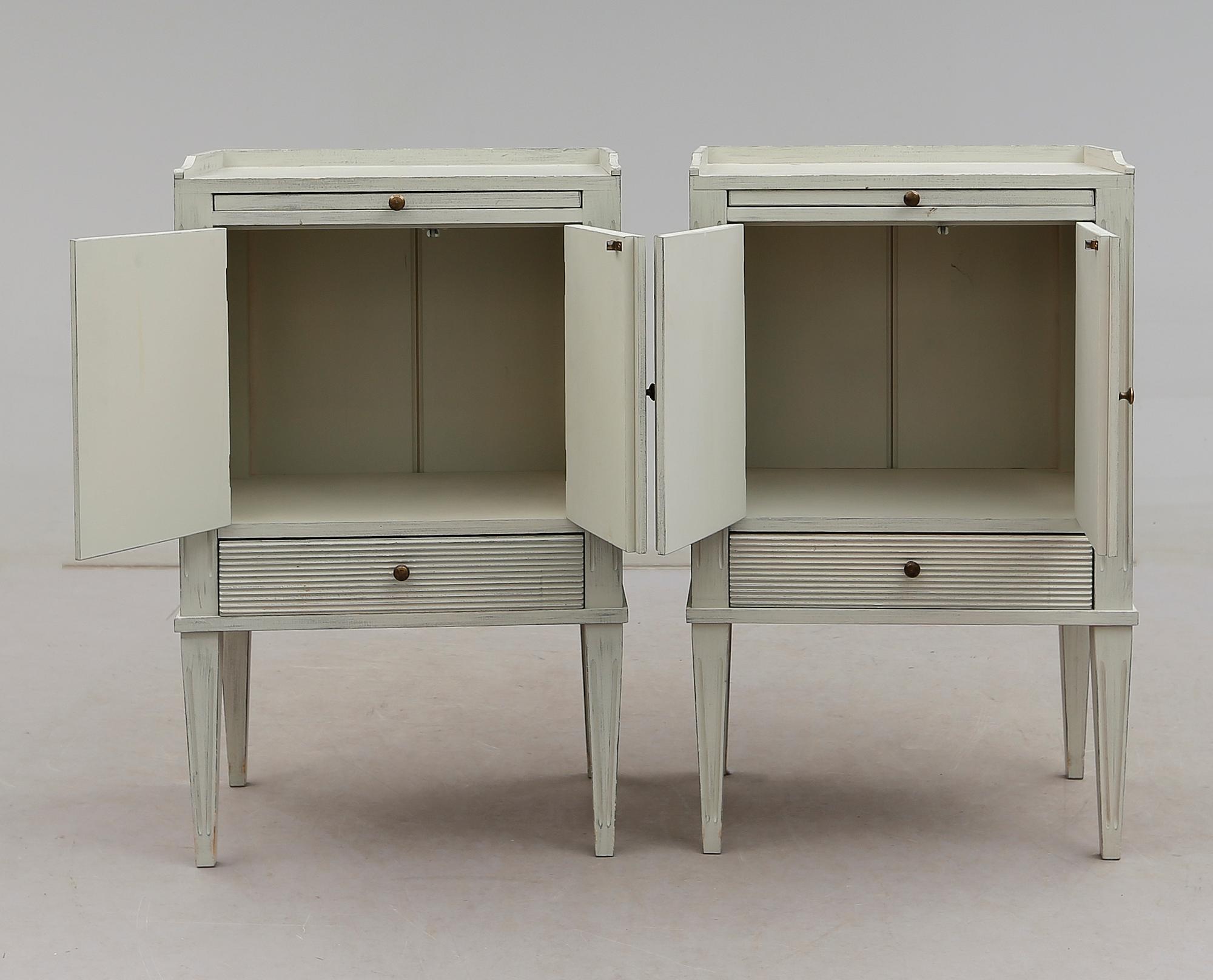SÄNGBORD, 1 par, gustaviansk stil, 1900-talets andra hälft.