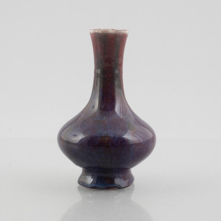 A small Chinese flambé vase, Qing dynasty, late 19th century.