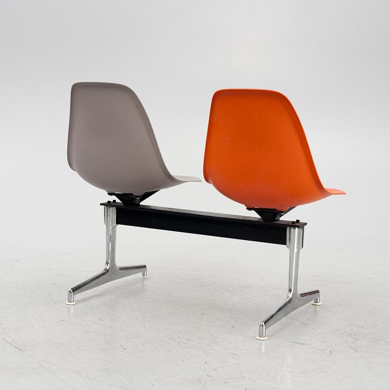 Charles & Ray Eames, soffa, "Eames Plastic Side Chair Beam Seating", Vitra.