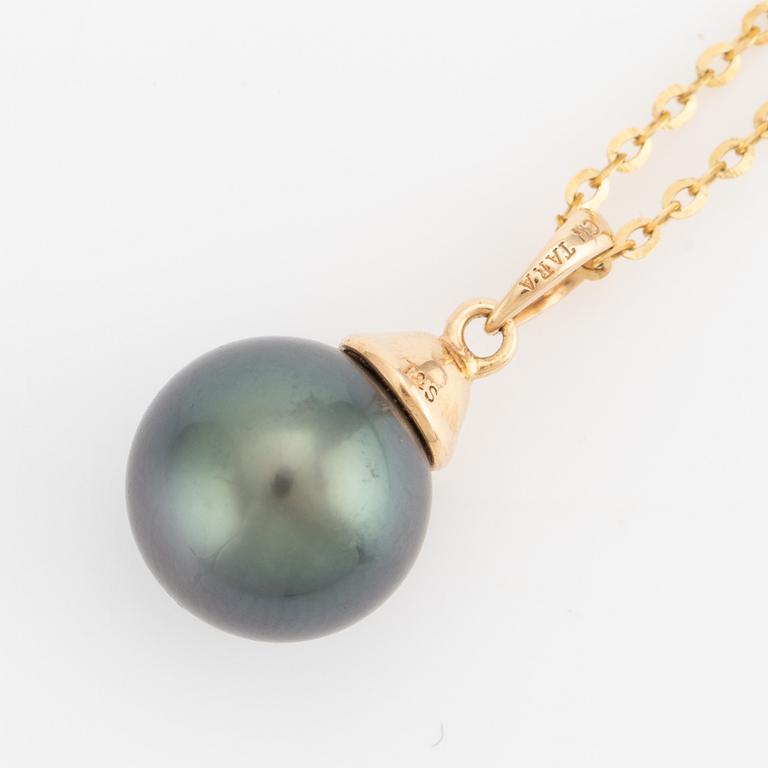 Pendant in 14K gold with cultured Tahitian pearl, with chain.