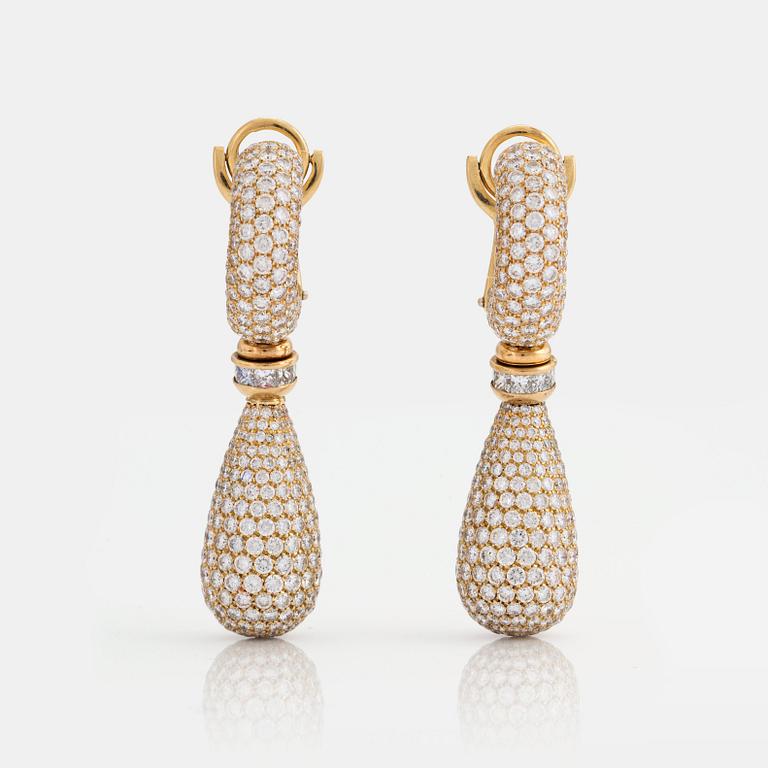 ÖRHÄNGEN med prinsess- och briljantslipade diamanter.