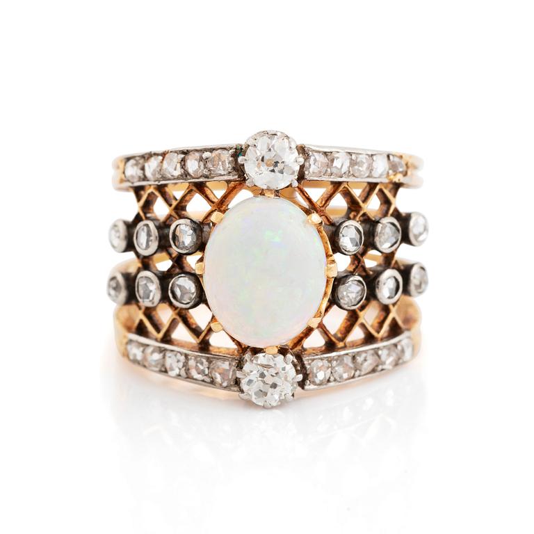 An 18K gold and platinum ring set with an opal and old- och rose-cut diamonds.