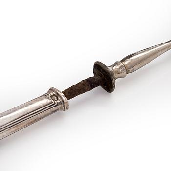 A 16-piece set of serving cutlery, silver handles with steel blades, Russian import marks, Riga 1908-1926.