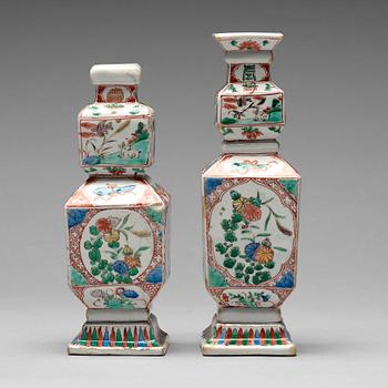 147. Two famille verte vases, Qing dynasty, Kangxi (1662-1722).