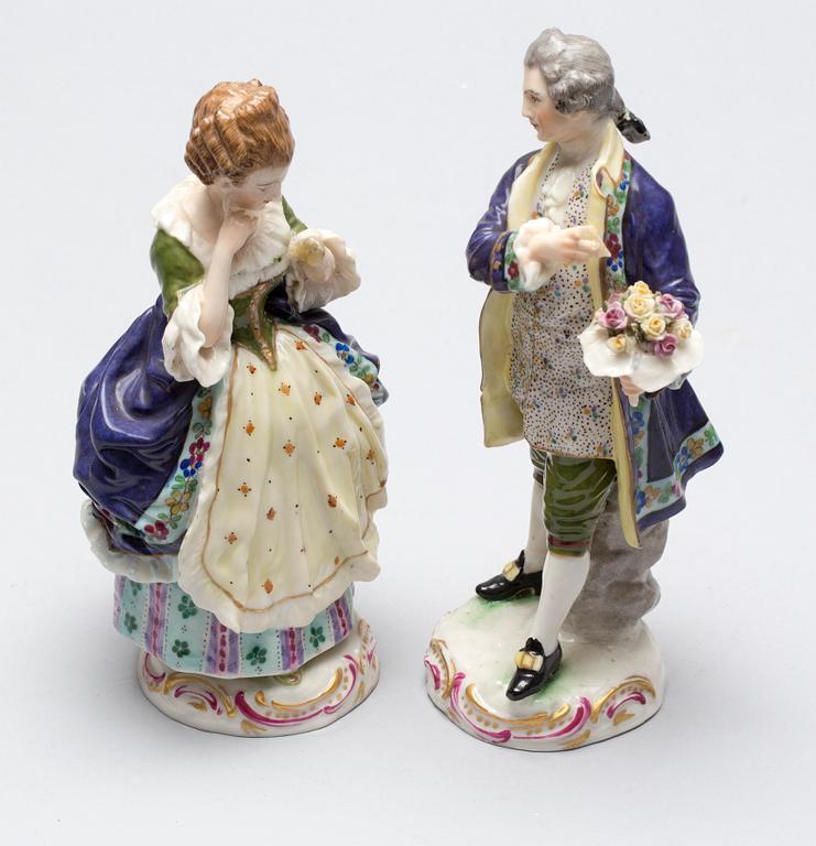 FIGURINER, ett par, porslin, Sèvres-liknande märkning, 1900-tal.