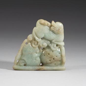 A carved nephrite figurine, presumably late Qing dynasty (1644-1912).