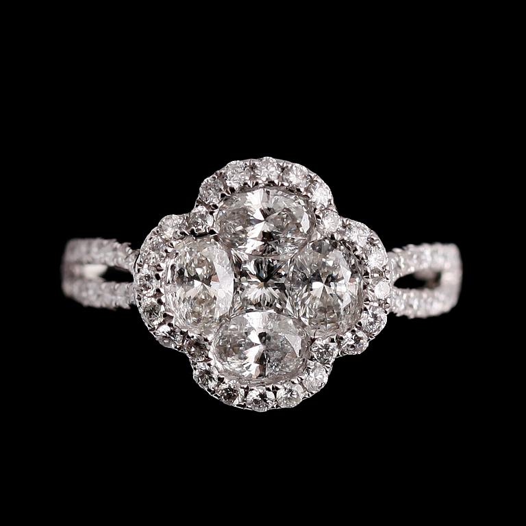 RING, 18 k vitguld, med briljant och marquiseslipade diamanter totalt 1.63 ct.