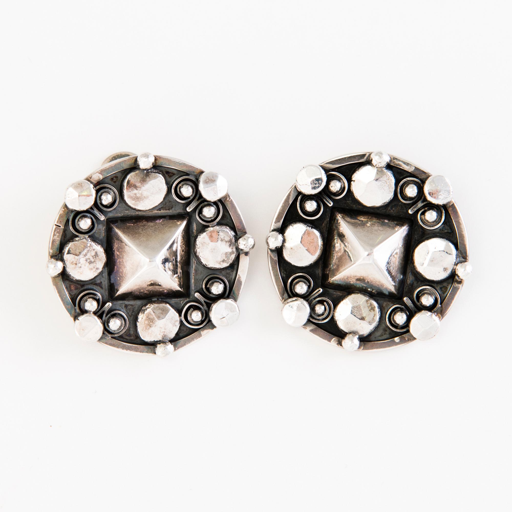 SAARA HOPEA, kalvosinnappipari, hopeaa. Porvoo, Suomi 1968.