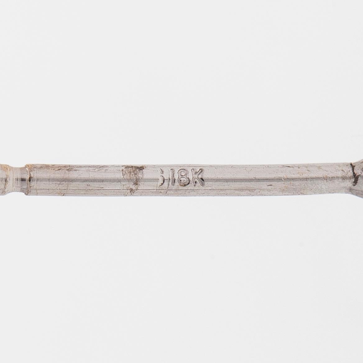 Örhängen, enstensörhängen, 18K vitguld med droppslipade diamanter.