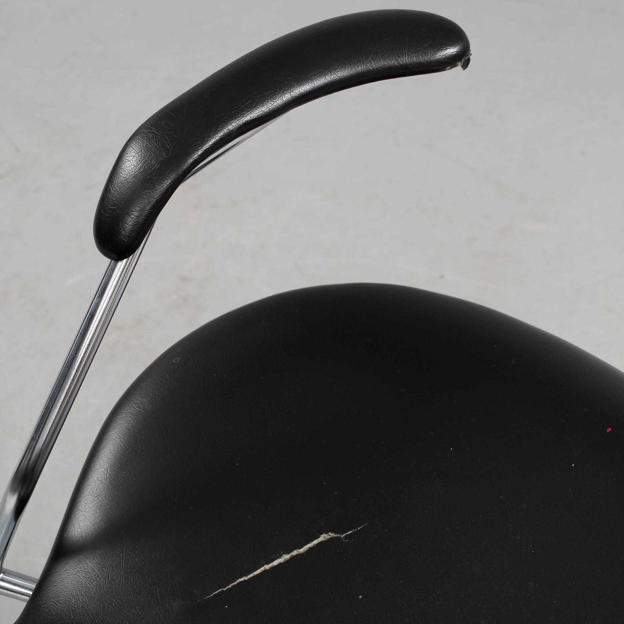 KARMSTOL, "Sjuan", Arne Jacobsen, Fritz Hansen, detta exemplar tillverkat 1974.