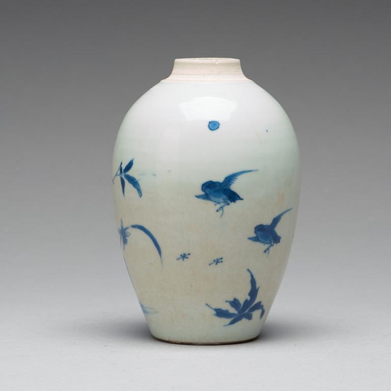 A blue and white transitional vase, 17th Century.