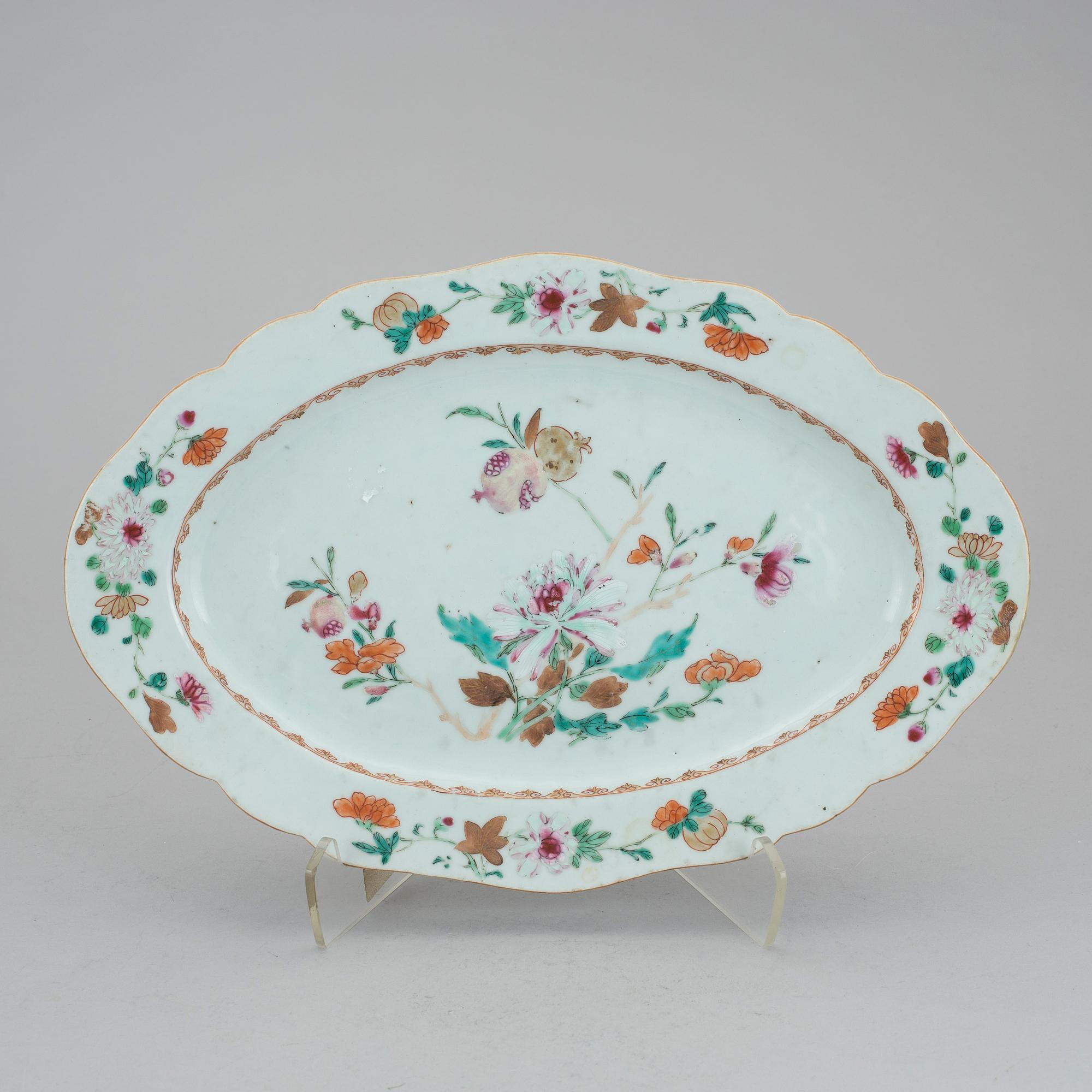 A famille rose serving dish, Qing dynasty, Qianlong (1736-95).
