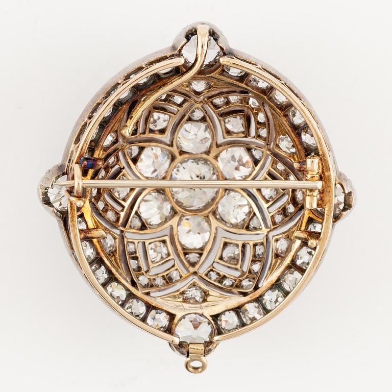 A brooch/pendant in gold with old-cut diamonds.