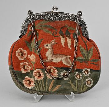HANDVÄSKA, delvis silver, broderad, Svenska importstämplar.
