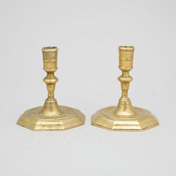 LJUSSTAKAR, 2 st snarlika, mässing, barock 1700-tal.