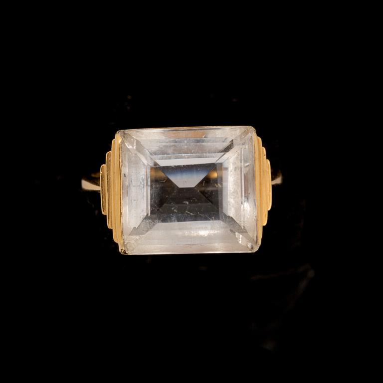 RING, 18k guld med bergkristall. 1967. Vikt ca 6 g.