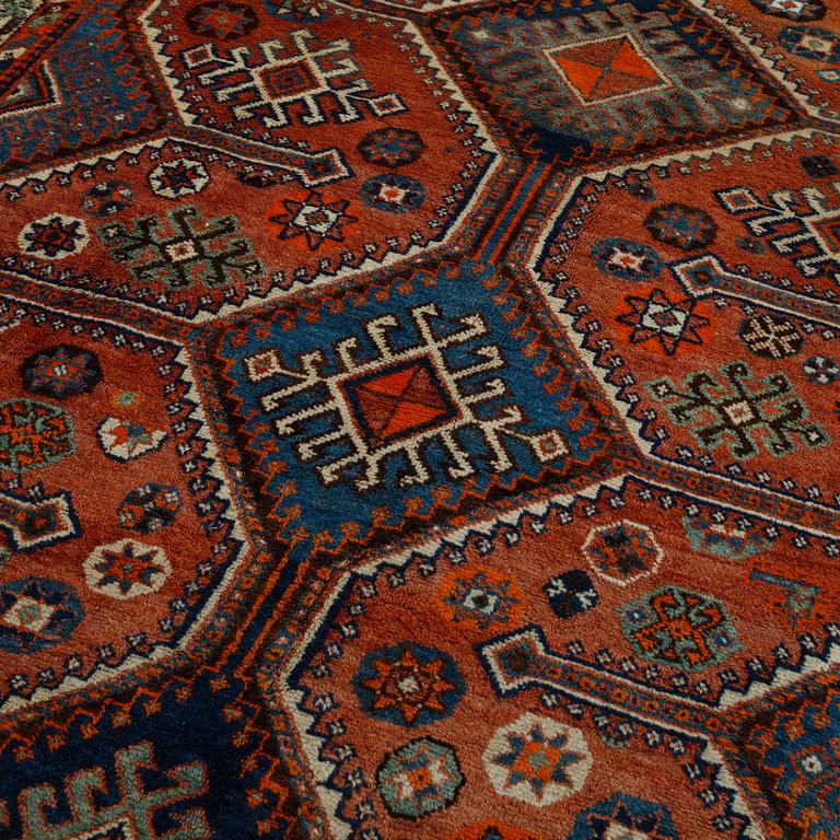 Matta, Shiraz, ca 158 x 170 cm.