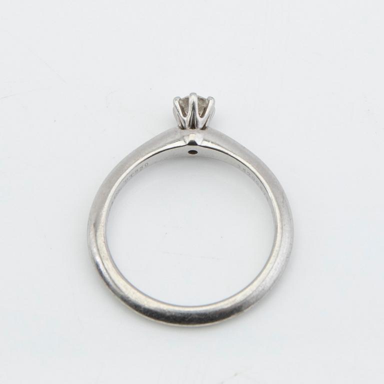 Tiffany & Co, ring, platina med briljantslipad diamant.