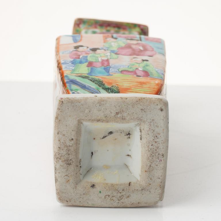 A famille rose Canton vase, Qing dynasty, 19th century.