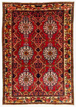 A Chahar Mahal Va Bakhtiari carpet, semiantik, c. 310 x 222 cm.