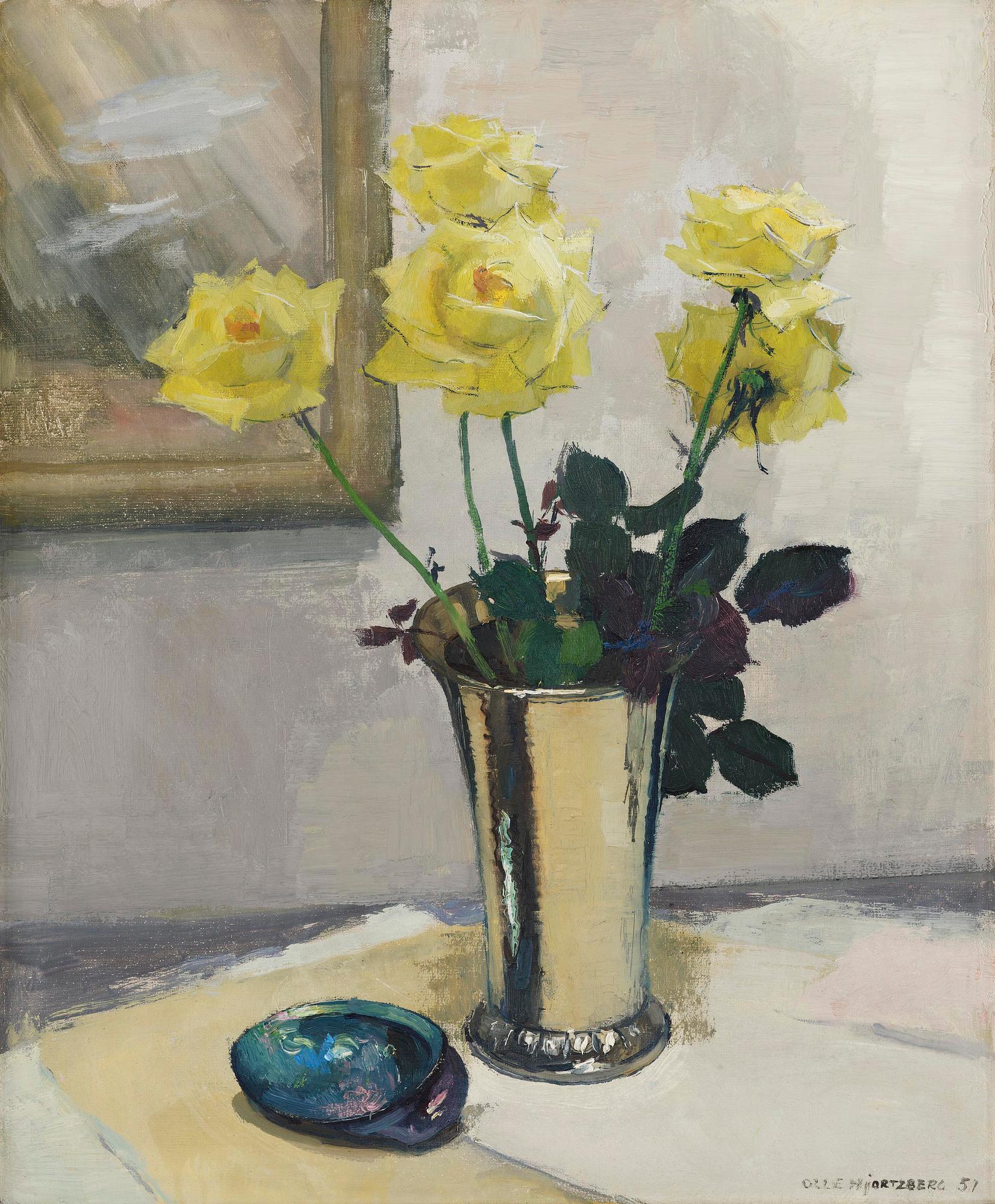 Olle Hjortzberg, Yellow roses in a silver vase.