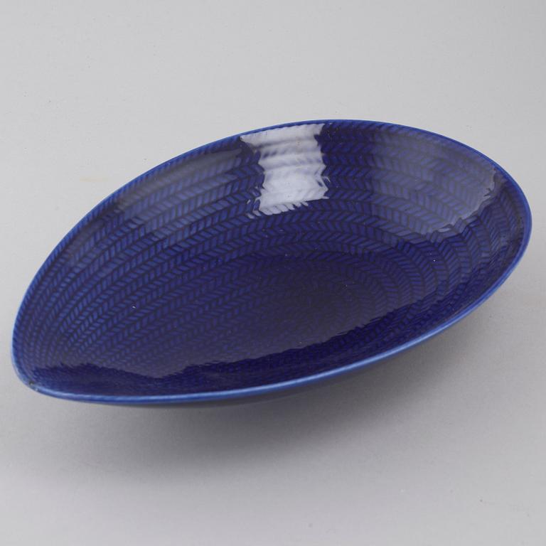 34 pieces of porcelain tableware by Hertha Bengtson for Rörstrand, model "Blå eld", second half of the 20th century.