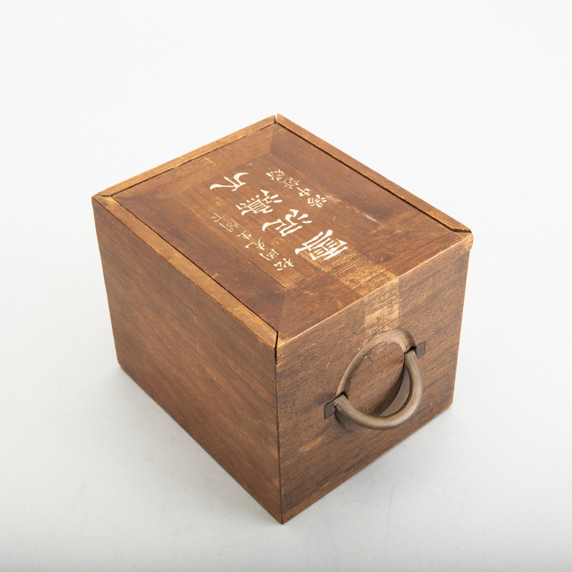 A Chinese porcelain Kangxi style 20th century box with lid.