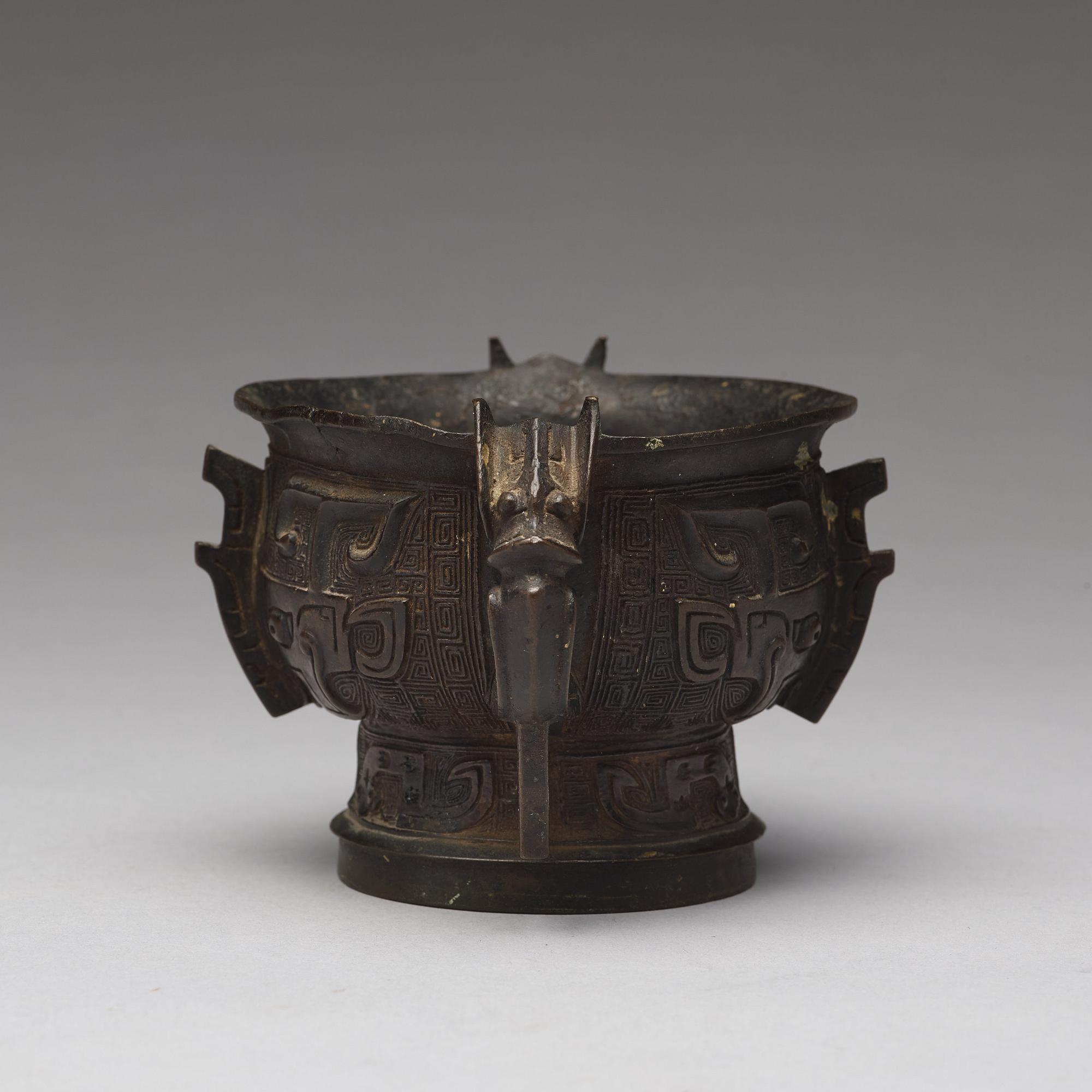 RÖKELSEKAR, brons. Arkaiserande troligen Mingdynastin.