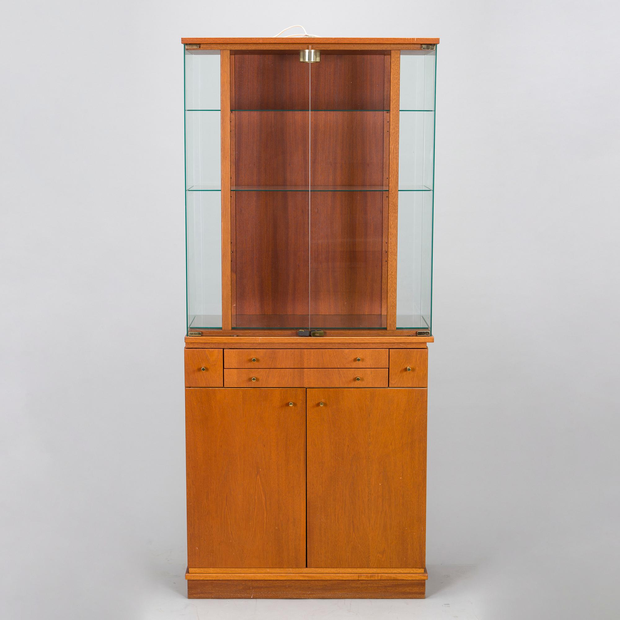 Johan Hellström, vitrinskåp, "Effect", Åfors Möbelfabrik, 1900-talets andra hälft.