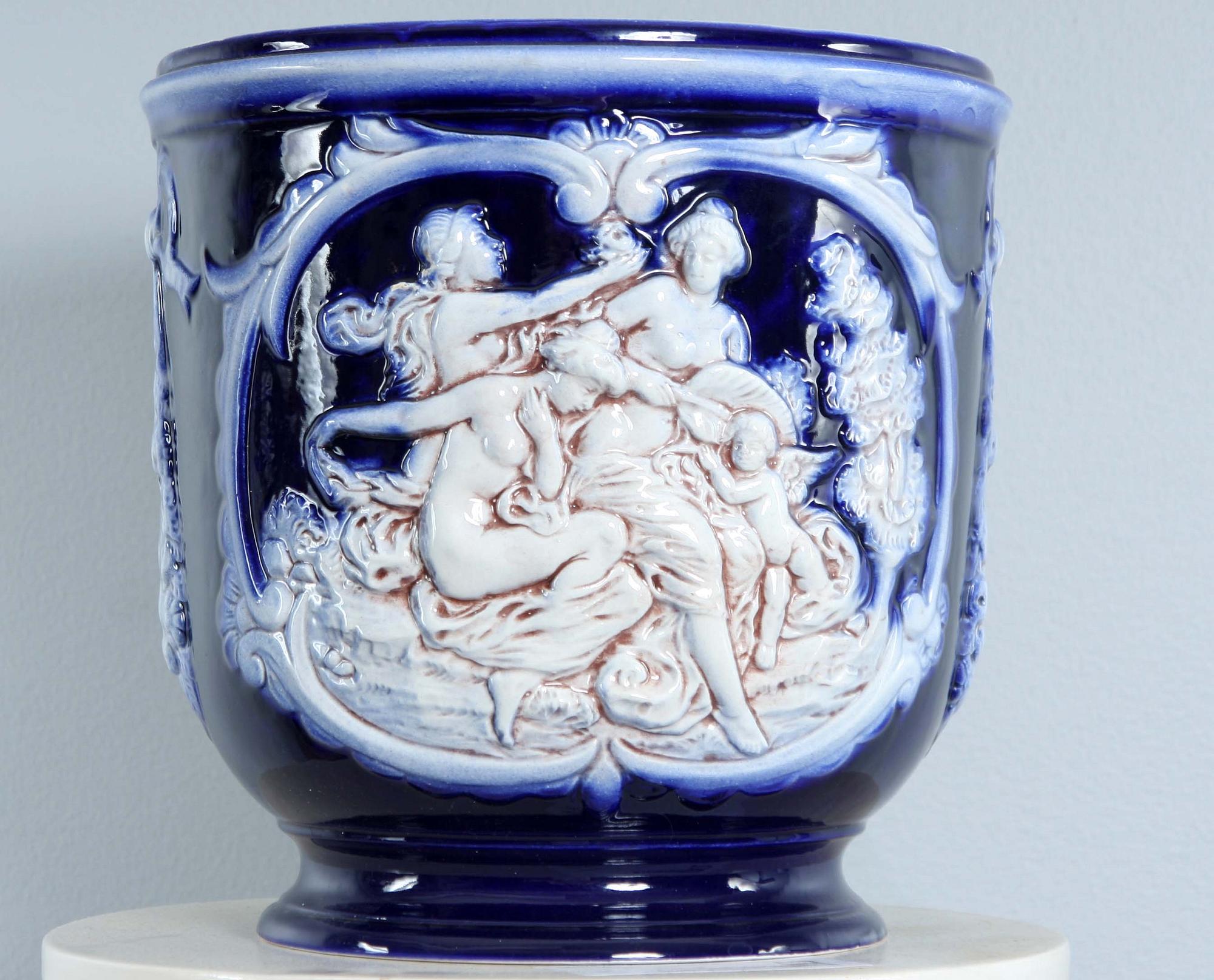 URNA PÅ PIEDESTAL, flintgods. 1900-tal.