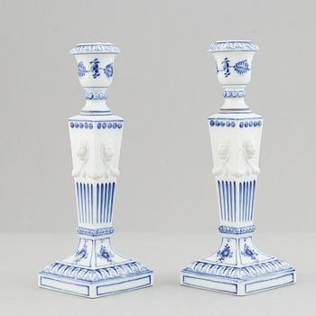 Royal Copenhagen, ljusstakar, ett par, porslin, "Musselmalet", Danmark.