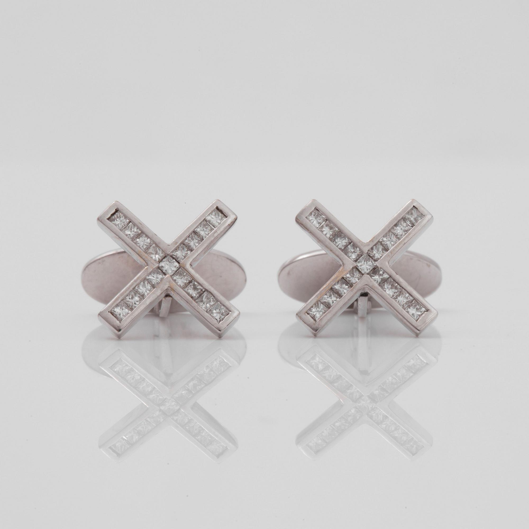 MANSCHETTKNAPPAR med prinsesslipade diamanter totalt ca 0.65 ct.