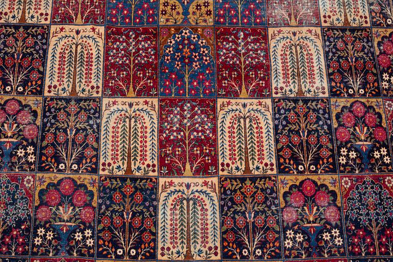 A carpet, an antique/a semi-antique Yezd, ca 557-562 x 366,5-370,5 cm.