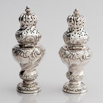 Johan Wennerwall, kryddbössor, ett par, silver, Göteborg 1756. Rokoko.
