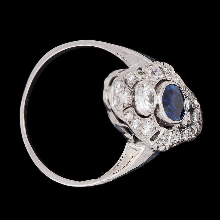 RING, blå safir med briljantslipade diamanter, tot. ca 0.80 ct.