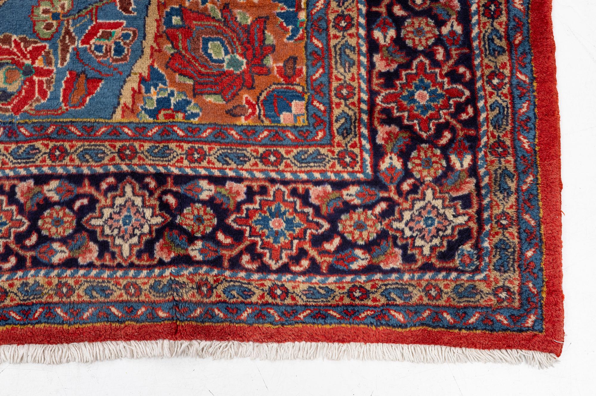 A Viss carpet, approx. 304 x 228 cm.